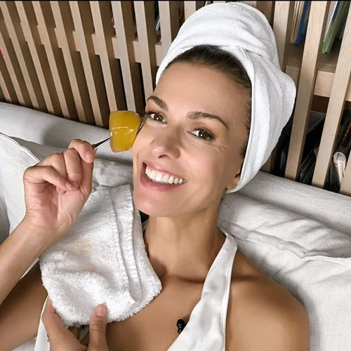 Το μυστικό ομορφιάς της Τζίνας Αλιμόνου | Σύσφιξη προσώπου φυσικά, χωρίς ενέσεις και lifting