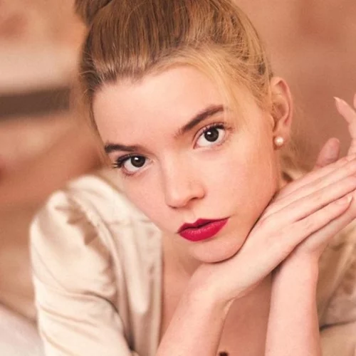 Anya Taylor-Joy | Ποζάρει με δημιουργία της Μαίρης Κατράντζου και είναι πιο κομψή από ποτέ