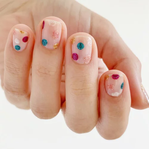 Πρόλαβες να κλείσεις ραντεβού για νύχια; 15 χριστουγεννιάτικα μανικιούρ που πρέπει να ζητήσεις