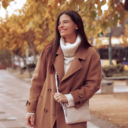 To αγαπημένο παλτό της Χριστίνας Μπόμπα που δεν αποχωρίζεται στις εμφανίσεις της | Ζεστό και διαχρονικό αξίζει μία θέση στη συλλογή σου