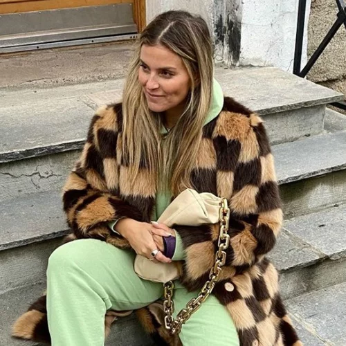 Αυτό είναι το παλτό που φορούν όλες οι influencers και θα ανανεώσει το στιλ σου