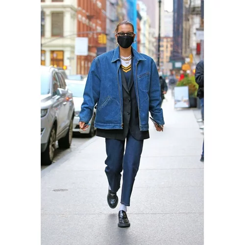 H Bella Hadid πέτυχε το τέλειο layering