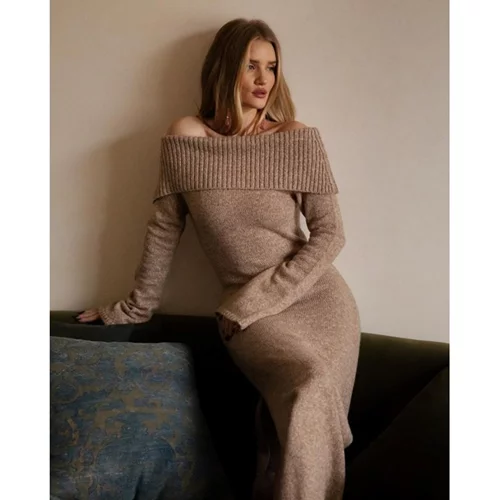 To πλεκτό φόρεμα της Rosie Huntington-Whiteley είναι το must have του χειμώνα