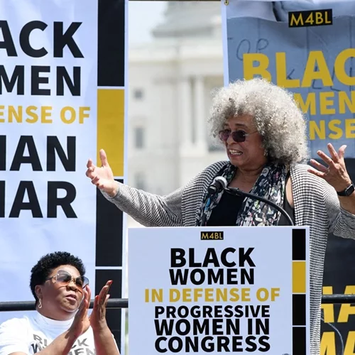 Η Angela Davis λανσάρει συλλογή ρούχων εμπνευσμένη από τους ακτιβιστές των πολιτικών δικαιωμάτων