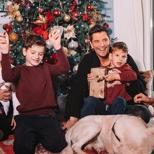 Ο Σάκης Ρουβάς και η Κάτια Ζυγούλη στόλισαν το Χριστουγεννιάτικο δέντρο του σπιτιού τους