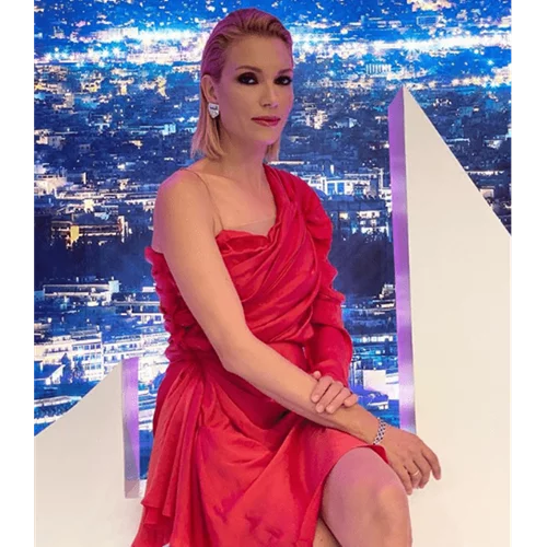 Η Βίκυ Καγιά εντυπωσίασε ξανά με ένα κόκκινο φόρεμα