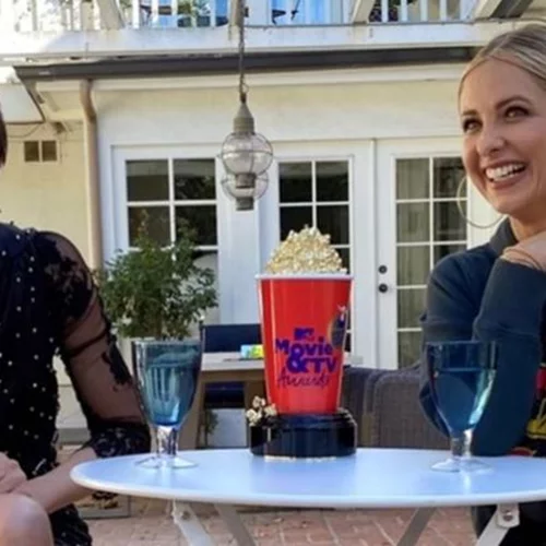 Selma Blair-Sarah Michelle Gellar | Μία διαφορετική αναπαράσταση του διάσημου φιλιού τους από το Cruel Intentions