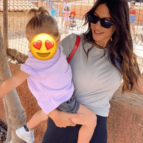 Φλορίντα Πετρουτσέλι | Μιλά ιταλικά με τη δύο ετών κόρη της, Μαίρη (vid)