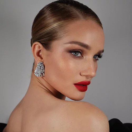 Τα ωραιότερα beauty looks με κόκκινο κραγιόν για τις γιορτές