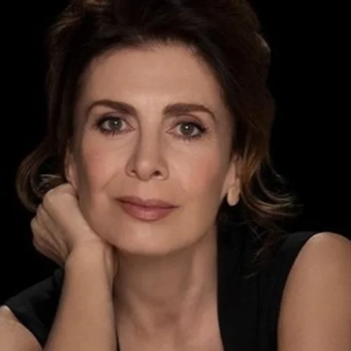 Η Κατερίνα Διδασκάλου στολίζει χριστουγεννιάτικο δέντρο στη βεράντα του σπιτιού της