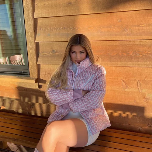 H Kylie Jenner φόρεσε πιο ενδιαφέρον πανωφόρι του χειμώνα | Cool και vintage