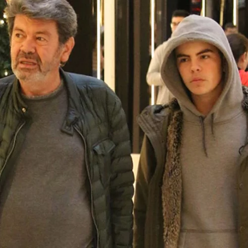 O Γιάννης Λάτσιος στόλισε χριστουγεννιάτικο δέντρο με τον 18χρονο γιο του, Άγγελο