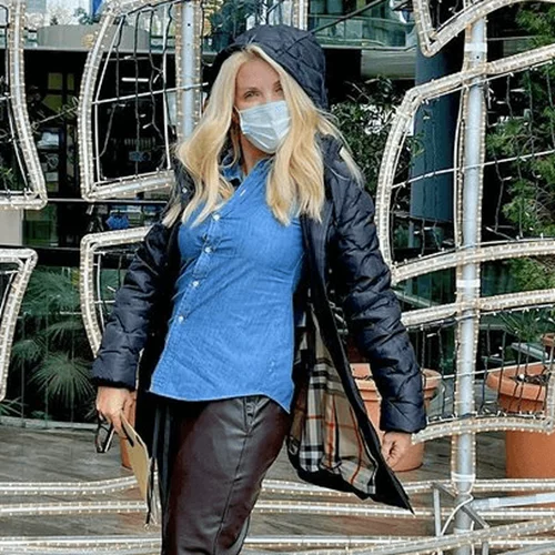 «Τραγουδώντας στη βροχή» | Η βόλτα της Ελένης Μενεγάκη με casual outfit