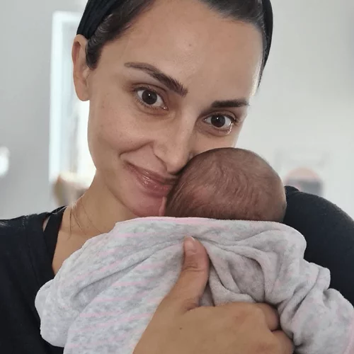 H τρυφερή ανάρτηση της Βασιλικής Μιλλούση για τη μητρότητα