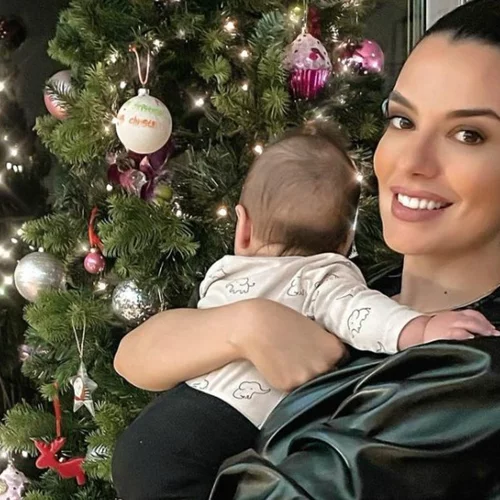 Νικολέττα Ράλλη | Κάνει βόλτες με την 6 μηνών κόρη της στη χριστουγεννιάτικη Αθήνα