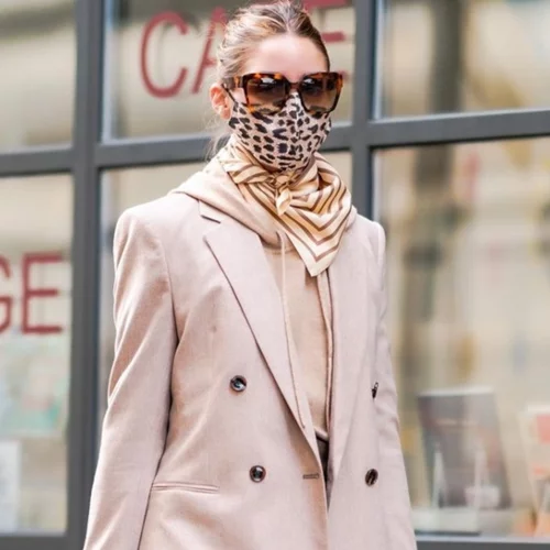 Match the mask | 8 celebrities συνδυάζουν τις μάσκες με τα looks τους