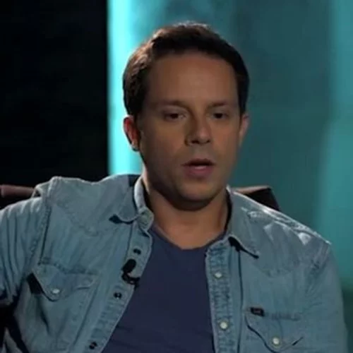 Δημήτρης Μακαλιάς | «Όταν πέθανε ο αδερφός μου, μου πέρασε από το μυαλό να πηδήξω από τον πέμπτο όροφο»