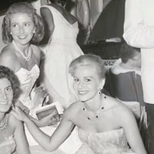 Πάνω στην επιβλητική Κρεολή το '60 | H σπάνια φωτογραφία της Ευγενίας Νιάρχου με τον γιο της, Φίλιππο