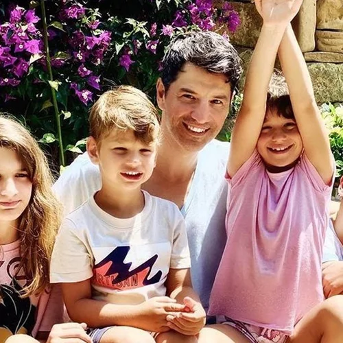 Σάκης Ρουβάς | Η τρυφερή φωτογραφία με τα τέσσερα παιδιά του