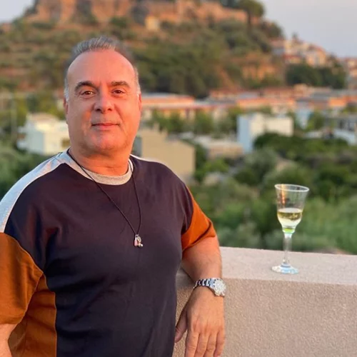 Φώτης Σεργουλόπουλος | Η σπάνια φωτογραφία με τη μητέρα και τον αδερφό του - Έβγαλαν την ίδια οικογενειακή λήψη 51 χρόνια μετά