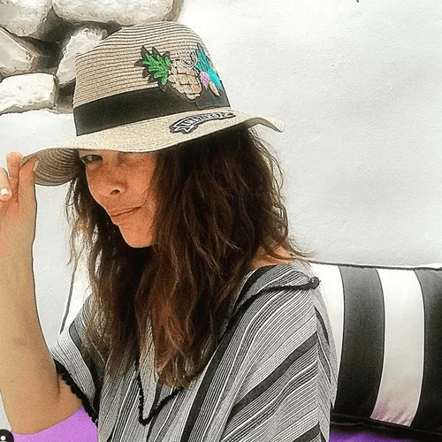 Σοφία Αλιμπέρτη | Με total white outfit σε σπάνια φωτογραφία από τη βόλτα της στην Πάρο