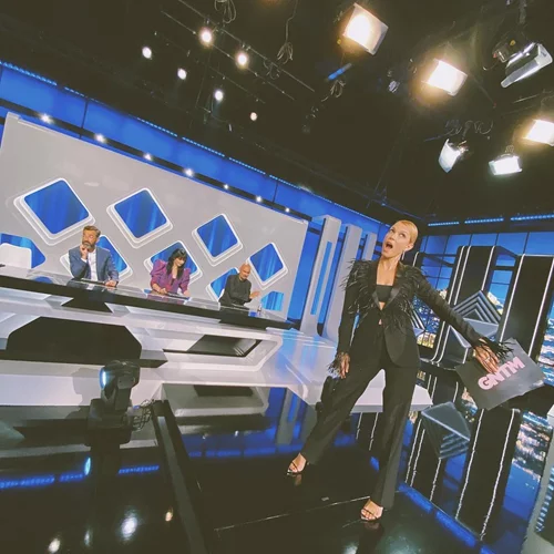 Eκκεντρικό αλλά υπέρκομψο | Η Βίκυ Καγιά φόρεσε το ιδανικό σακάκι για τις γιορτές