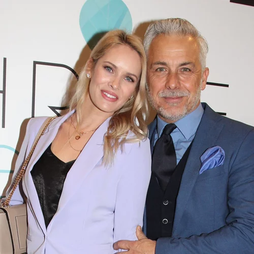 Χάρης Χριστόπουλος – Anita Brand | Η νέα φωτογραφία του γιου τους στο στολισμένο σαλόνι της οικογένειας