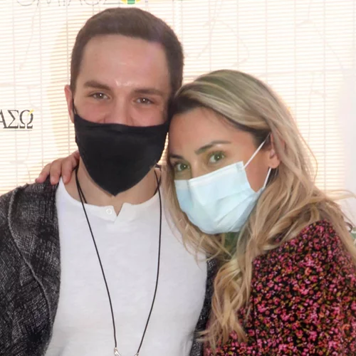 Βασιλική Μιλλούση | Με αέρινο floral φόρεμα στην έξοδο από το μαιευτήριο με τον Λευτέρη Πετρούνια και τη νεογέννητη κόρη τους