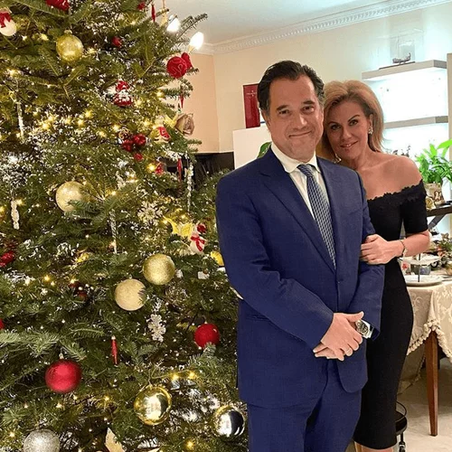 Ευγενία Μανωλίδου - Άδωνις Γεωργιάδης | «Ανοίγουν» το σπίτι τους και ποζάρουν μπροστά από το χριστουγεννιάτικο δέντρο