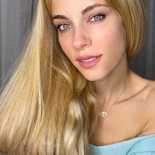 Η Δούκισσα Νομικού κουρεύτηκε (πολύ) και άλλαξε χρώμα στα μαλλιά της