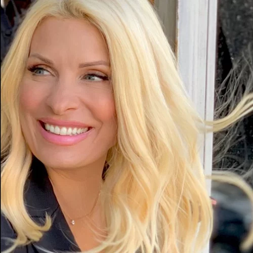 Ελένη Μενεγάκη | Με πιο μακριά μαλλιά από ποτέ η παρουσιάστρια