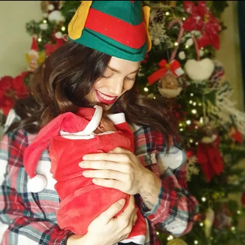 Κρυσταλλία Ρήγα | Δημοσίευσε την πρώτη φωτογραφία με τον νεογέννητο γιο της από το σπίτι τους