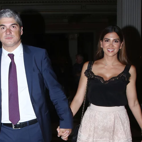 Σταματίνα Τσιμτσιλή | Η φωτογραφία με φουσκωμένη κοιλίτσα από την εγκυμοσύνη - Με κόκκινο mini φόρεμα