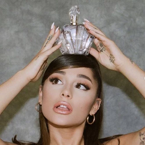 Η Ariana Grande έκανε το it μανικιούρ της χρονιάς για να δείξει το δαχτυλίδι του αρραβώνα της