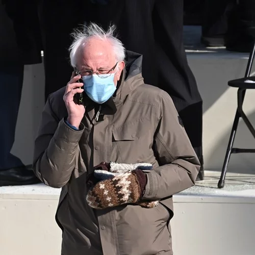 #BerniesMittens | Το Twitter λάτρεψε τα μάλλινα γάντια του Bernie Sanders