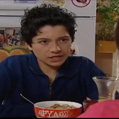 Άρης Τσάπης | Ο «Θανάσης» από το «Ευτυχισμένοι Μαζί» ποζάρει με τη σύντροφο και τον γιο του