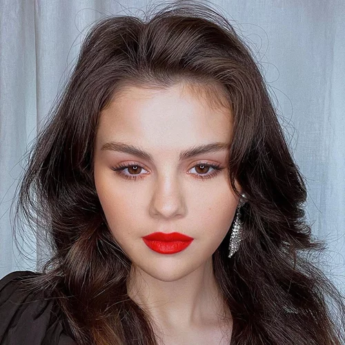 Selena Gomez | Φόρεσε κόκκινο κραγιόν και θέλουμε να το αντιγράψουμε asap