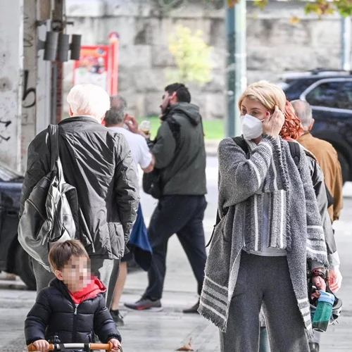 Σία Κοσιώνη | Με casual look για βόλτα με τον γιο της, Δήμο (pics)