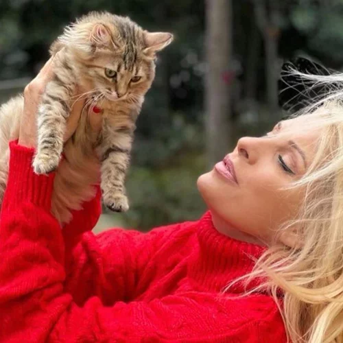 Ελένη Μενεγάκη | Οι νέες φωτογραφίες με τη γάτα της που ενθουσίασαν το Instagram