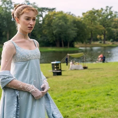 Phoebe Dynevor | Η ανησυχία της πρωταγωνίστριας του Bridgerton για τον 2ο κύκλο της σειράς