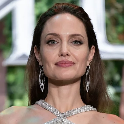 H total white εμφάνιση της Angelina Jolie