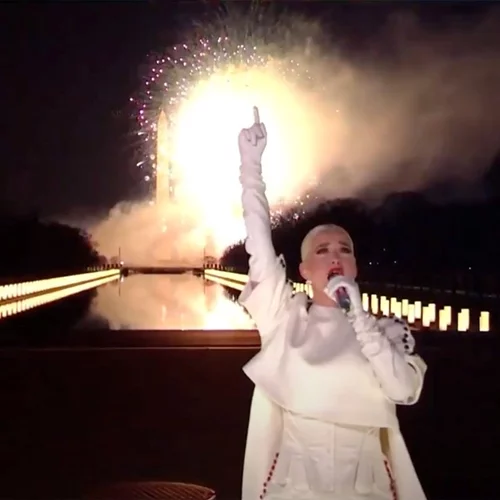 Katy Perry | Έκανε το φινάλε της χτεσινής βραδιάς με ultra chic εμφάνιση