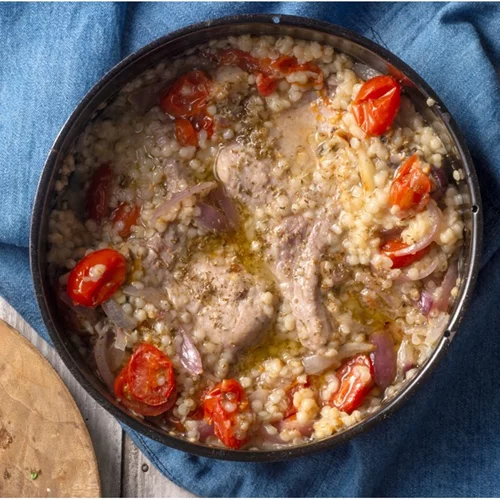 Κρασάτες χοιρινές μπριζόλες με ντοματίνια και τραχανά