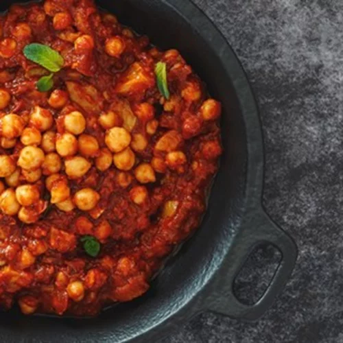 Μελιτζάνα, ρεβίθια και ντομάτα