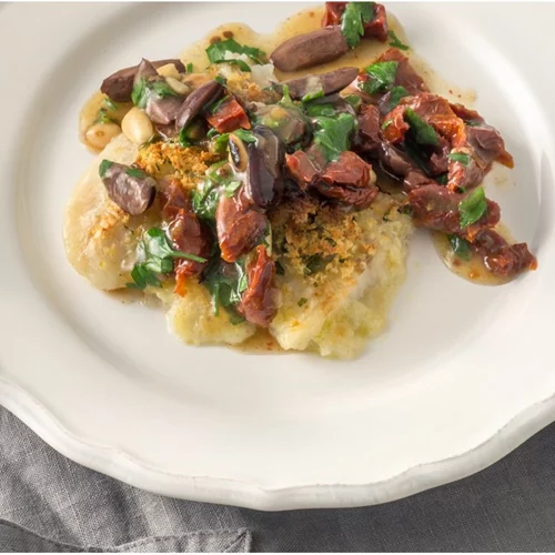 Φιλέτα μπακαλιάρου με σάλτσα ελιάς και λιαστής ντομάτας