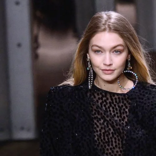 H Gigi Hadid ποζάρει με super girly χτένισμα παρέα με τη μαμά της