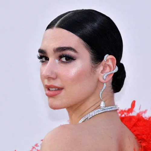 Η Dua Lipa φόρεσε το πιο stylish hair accessory της σεζόν