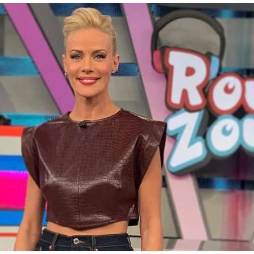 Zέτα Μακρυπούλια | Με πολύ οικονομικό δερμάτινο τοπ από τα Zara