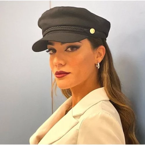 H Ήβη Αδάμου με πιο hot right now καπέλο