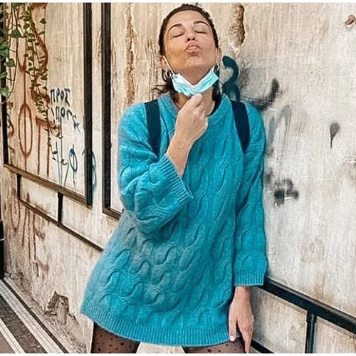 Η Κατερίνα Παπουτσάκη με cable knit πουλόβερ από τα H&M | Η αγορά-επένδυση του φετινού χειμώνα